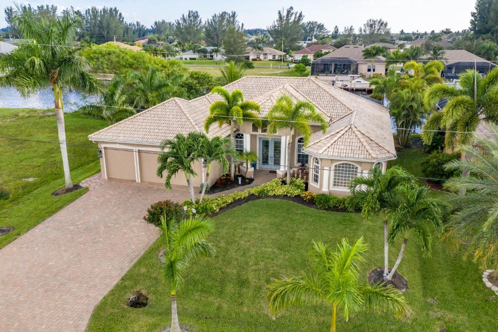 Villa Neptune's Grotto- BRAND NEW with heated Pool Hot Tub and dock with Tiki - image 6