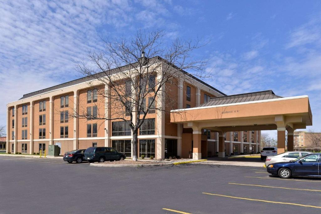 Quality Inn and Suites Matteson - main image