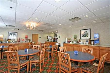 Hampton Inn Ft. Chiswell-Max Meadows - image 5