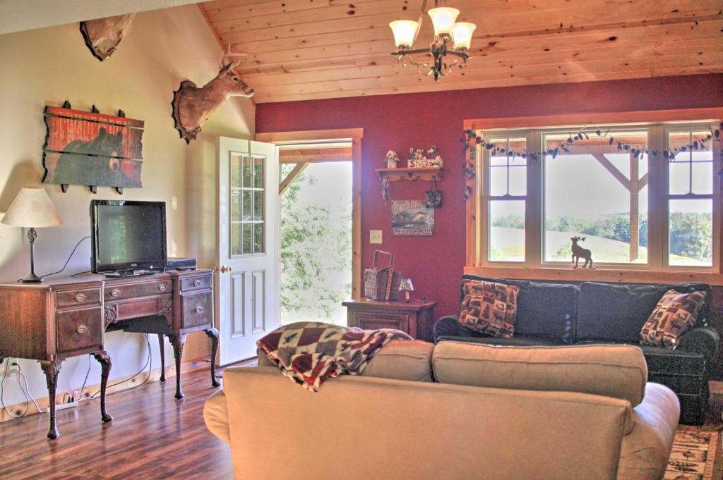 Rural Farmhouse Cabin on 150 Private Wooded Acres! - image 3