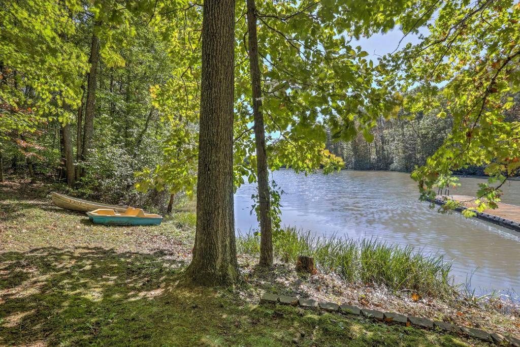 Hocking Hills Lake Cabin with Hot Tub Deck and Dock! - image 3