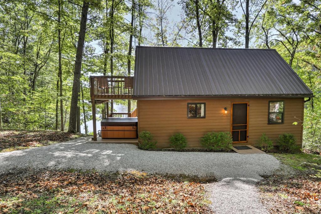 Hocking Hills Lake Cabin with Hot Tub Deck and Dock! - image 7