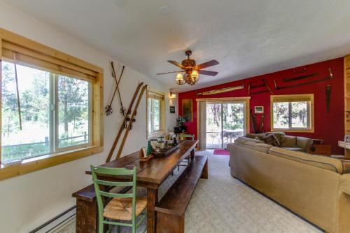 Strawberry Log Cabin Retreat - image 5