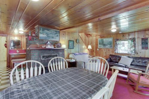 Beth's Lakeside Cabin - image 3