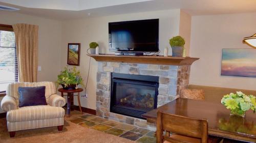 Alpine Village Suite 205 - main image