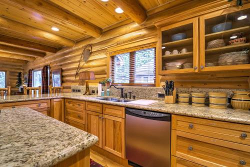 Exquisite McCall Log Cabin - Walk to Payette Lake! - image 5