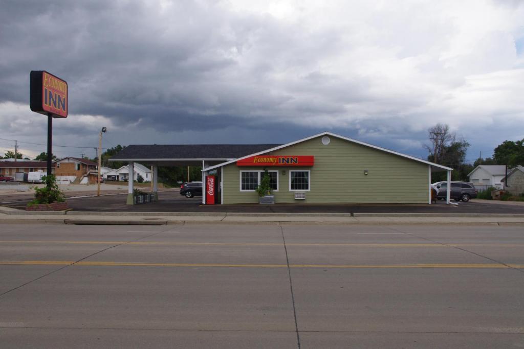 Economy Inn McCook - image 2