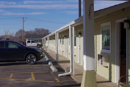 Economy Inn McCook - image 8