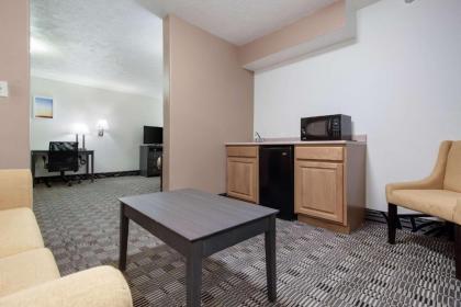 Quality Inn & Suites - image 12