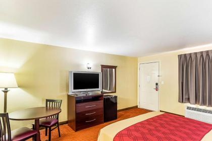 Econo Lodge McAlester - image 3