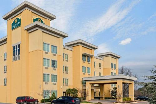 La Quinta Inn & Suites by Wyndham Mcalester - main image