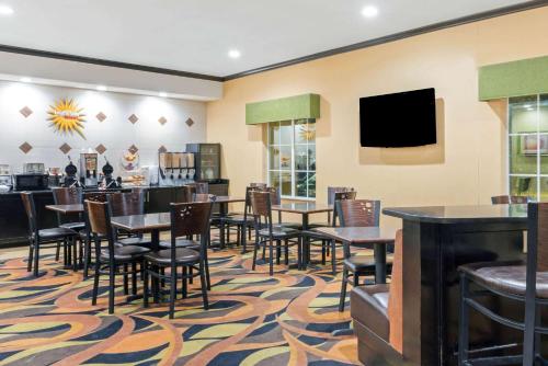 La Quinta Inn & Suites by Wyndham Mcalester - image 5