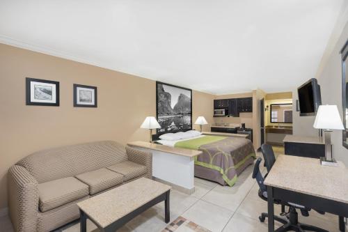 Super 8 by Wyndham McAllen- Downtown- La Plaza Mall - image 3