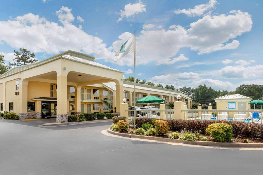 Quality Inn McComb - main image