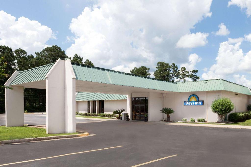 Days Inn by Wyndham McComb MS - main image