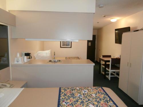 America's Best Value Inn & Suites-McDonough - image 3