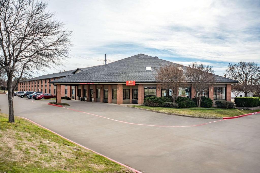 Econo Lodge Inn & Suites - main image