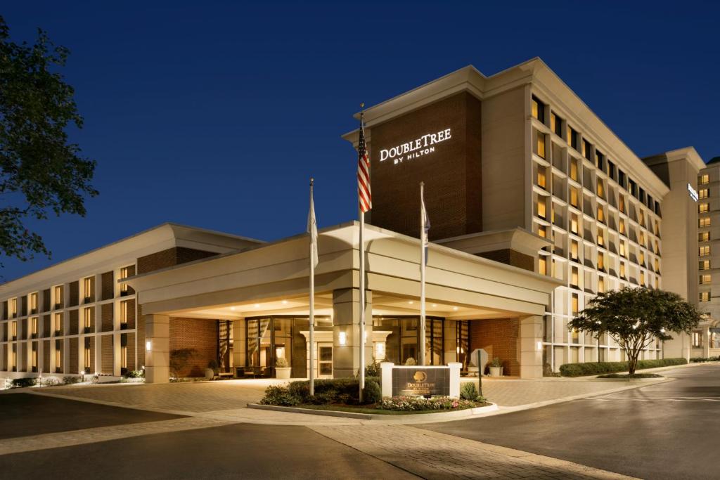 DoubleTree by Hilton McLean Tysons - main image