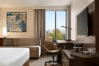 DoubleTree by Hilton McLean Tysons - image 10