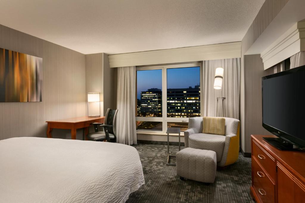 Courtyard by Marriott Tysons McLean - image 5