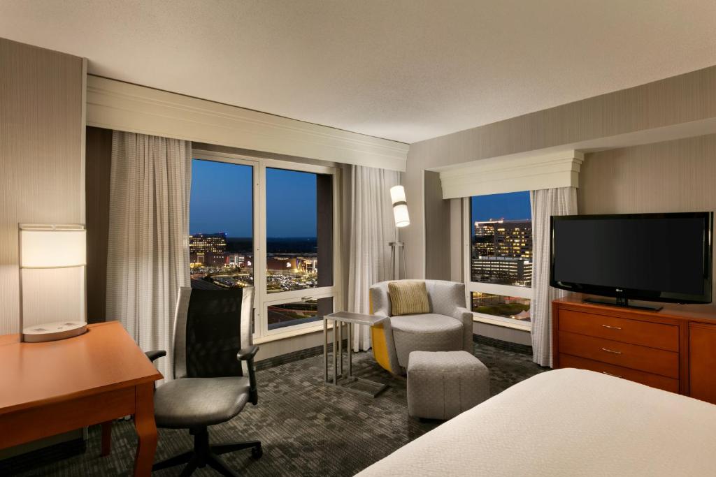 Courtyard by Marriott Tysons McLean - image 6