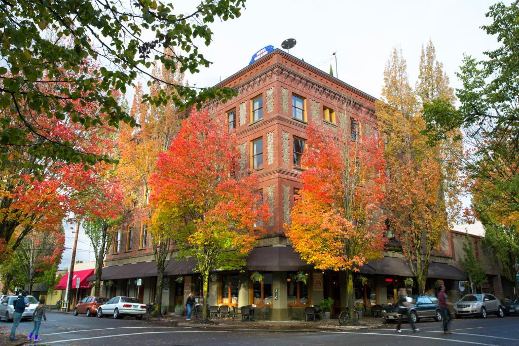 McMenamins Hotel Oregon - image 5