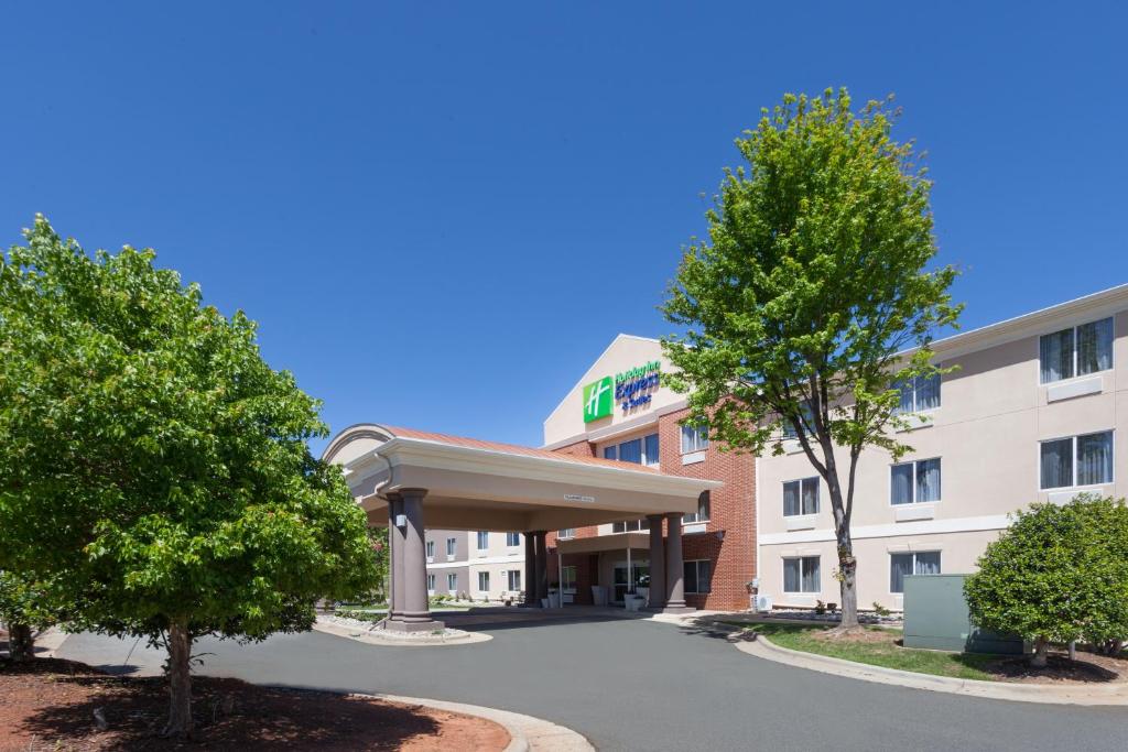 Holiday Inn Express Hotel & Suites Mebane an IHG Hotel - main image