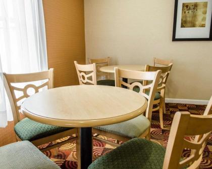 Econo Lodge Mechanicsburg - image 5