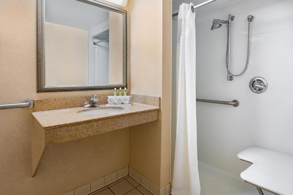 Holiday Inn Express Richmond-Mechanicsville an IHG Hotel - image 2