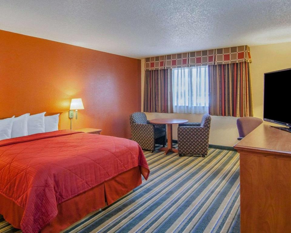 Quality Inn & Suites Medford Airport - image 2