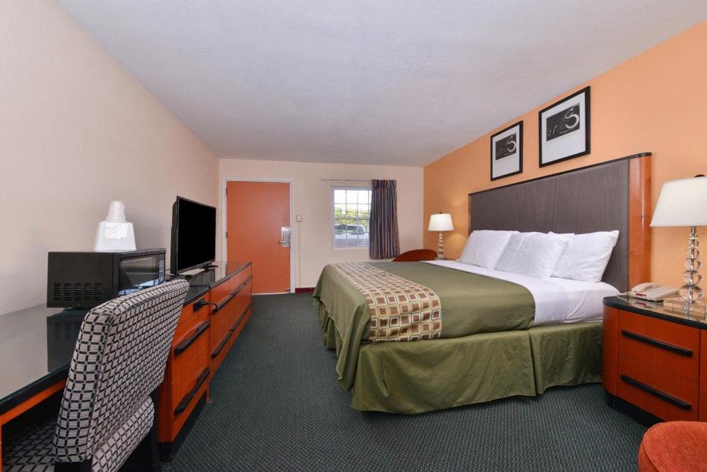 Media Inn & Suites - image 4