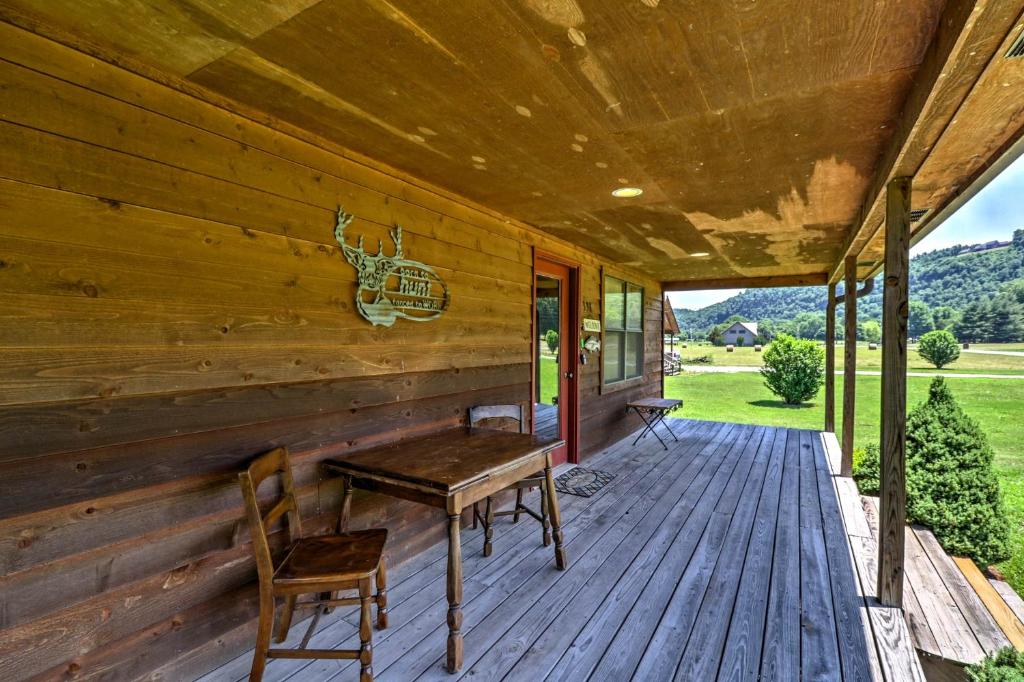 Dream Valley Mountain View Cabin with Covered Porch! - image 2