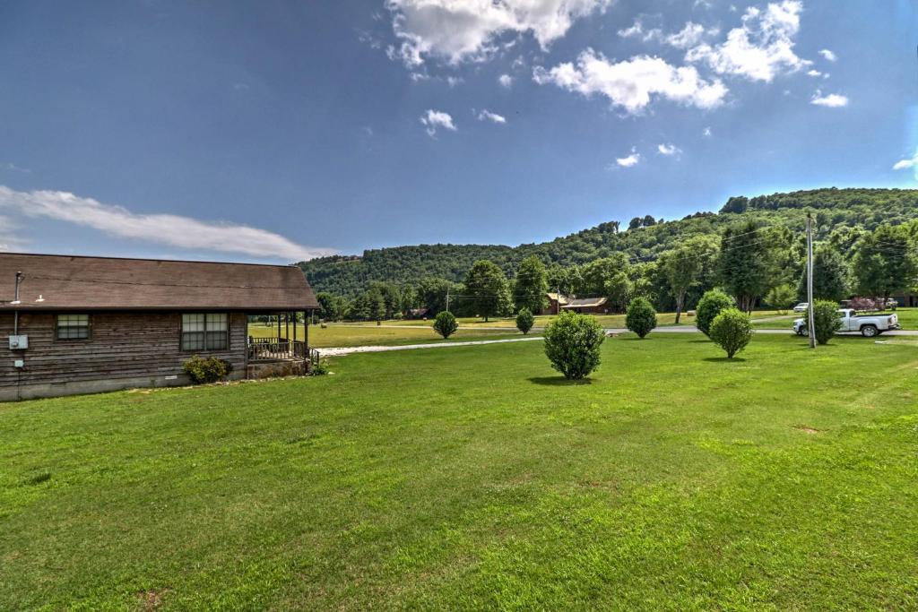 Dream Valley Mountain View Cabin with Covered Porch! - image 3