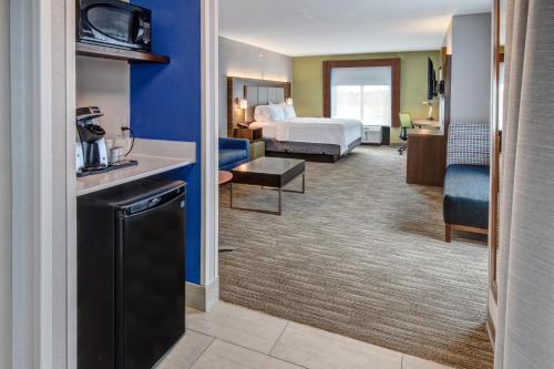 Holiday Inn Express Hotel & Suites Memphis Southwind an IHG Hotel - image 2