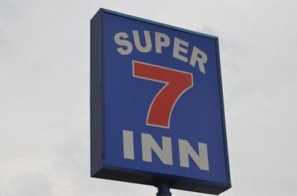 Super 7 Inn - image 2