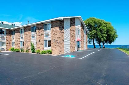 Econo Lodge On the Bay - image 9