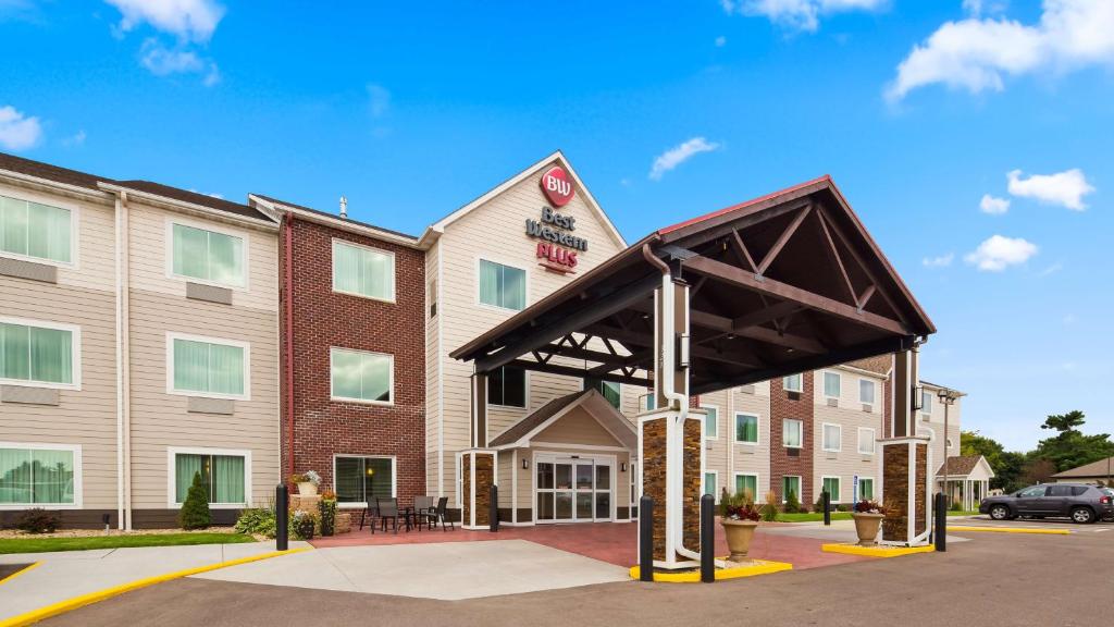 BEST WESTERN Plus Menomonie Inn & Suites - image 6