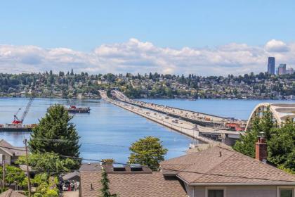 Mercer Island- Mt Saint Helens Room - image 6