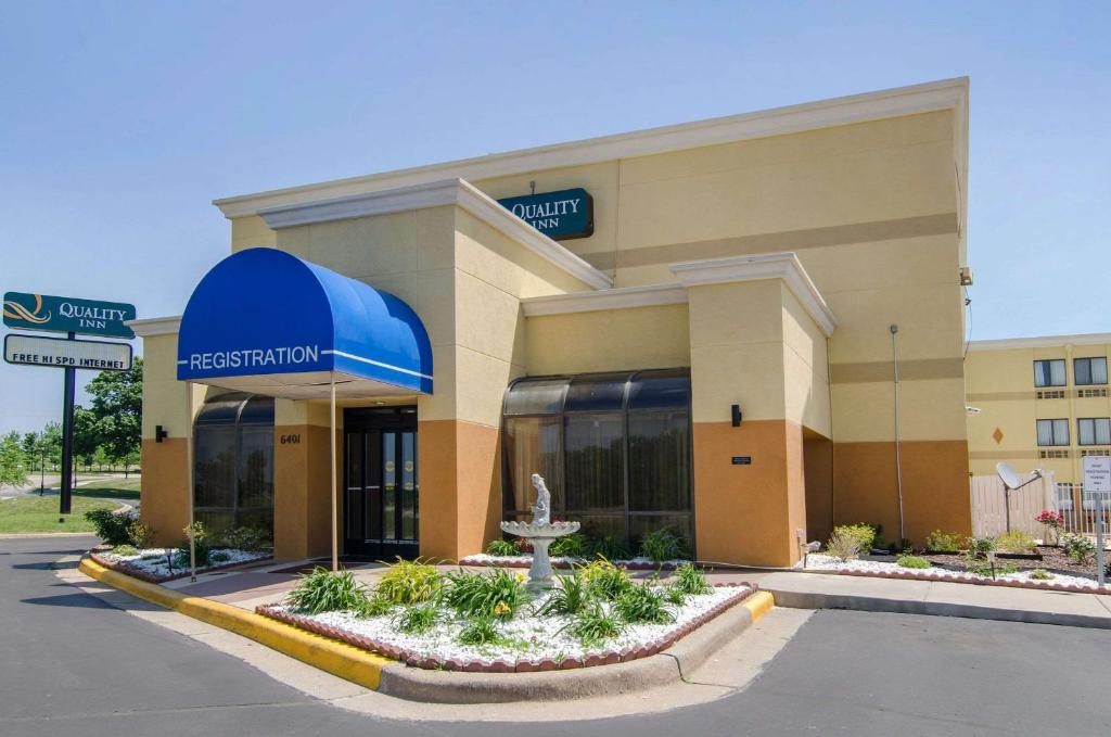 Quality Inn Merriam Kansas City - main image