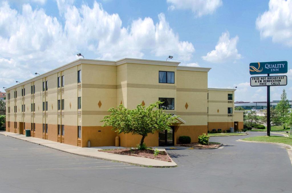 Quality Inn Merriam Kansas City - image 2