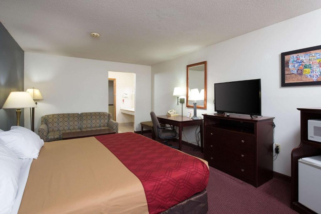 Econo Lodge Merrill - image 2