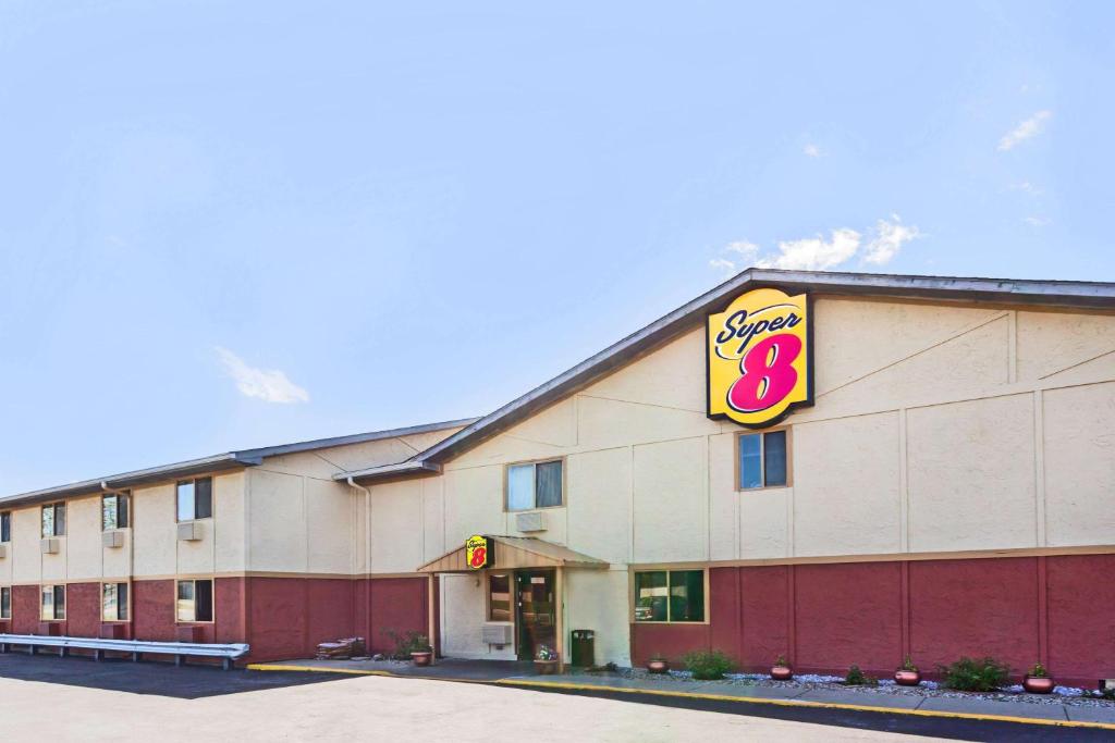 Super 8 by Wyndham Merrillville - main image