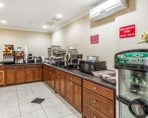 Econo Lodge Inn & Suites Mesa - image 4