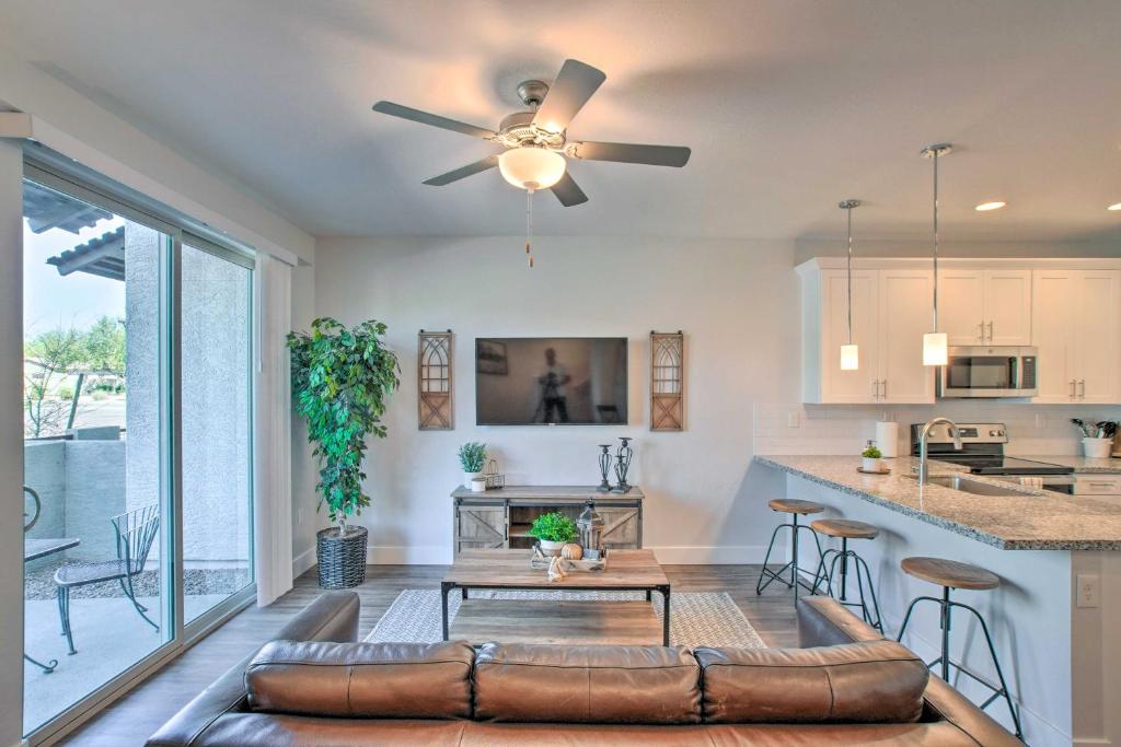 Stylish Mesa Townhome 8 Mi to Usery Mtn Park - main image