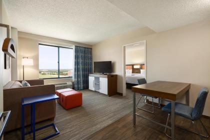 Hampton Inn & Suites Dallas-Mesquite - image 7