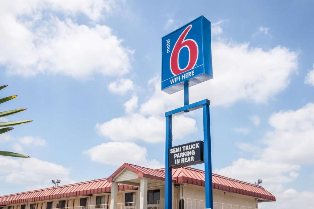 Motel 6-Mesquite TX - Rodeo - Convention Ctr - image 2