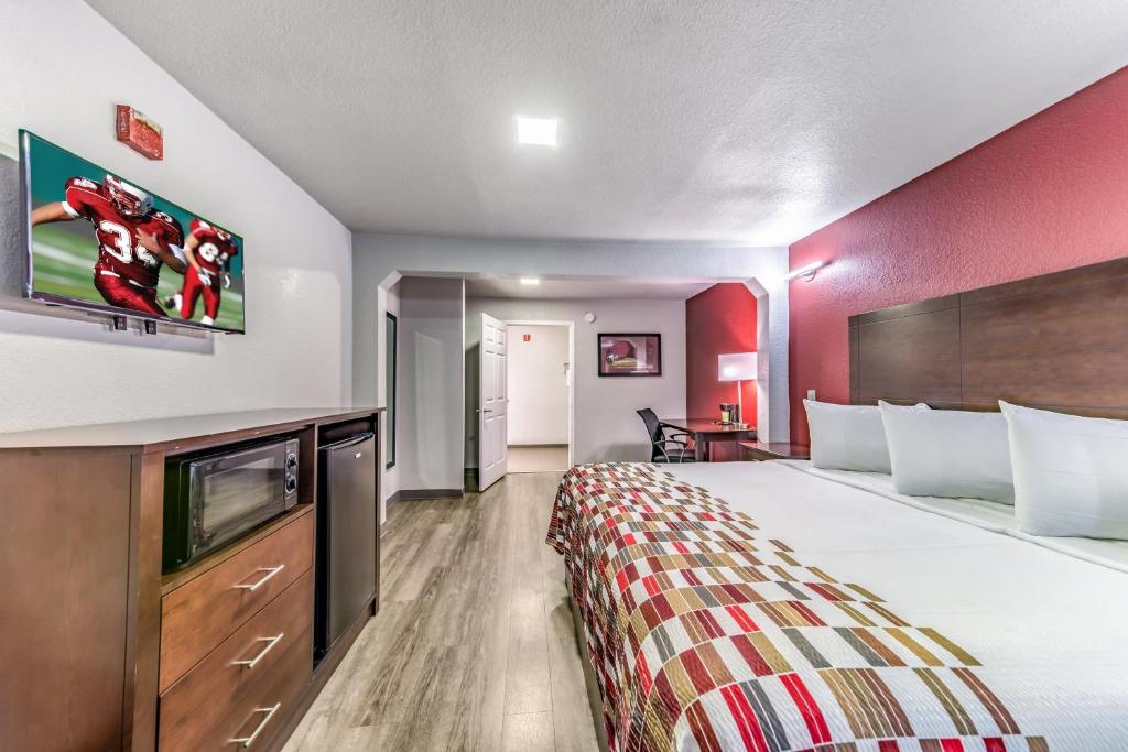 Red Roof Inn Dallas - Mesquite - image 3