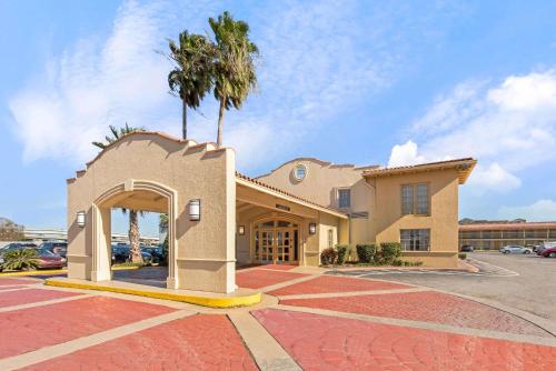 La Quinta Inn & Suites by Wyndham New Orleans Causeway - main image