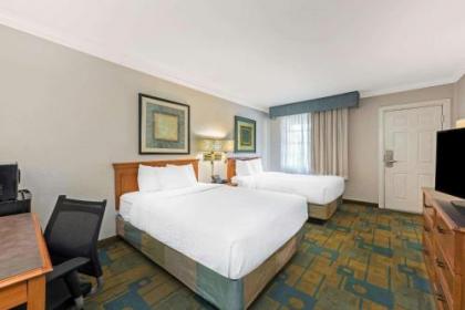 La Quinta Inn & Suites by Wyndham New Orleans Causeway - image 3