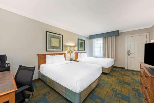 La Quinta Inn & Suites by Wyndham New Orleans Causeway - image 3